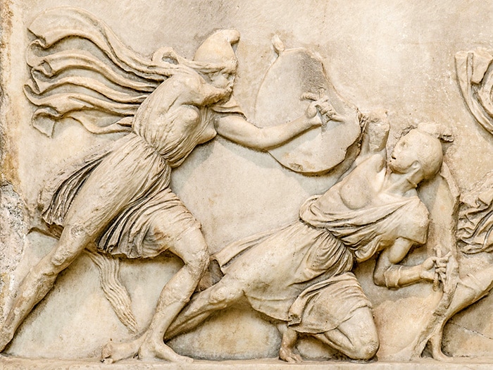 Battaglia fra le Amazzoni e i Greci. Fregio del Mausolep di Alicarnasso, 350 a.C. Britisch Museum. Da notare il tipico berretto frigio dell'amazzone. Foto: Marie Lan-Nguyen CC BY 2.5