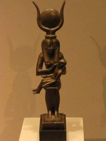 Statuetta di Iside-Hathor con il piccolo Horus. Museo di Stato dell'Arte Egizia, Monaco.