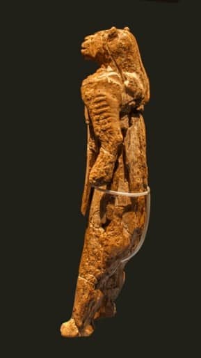 Uomo-leone di Hohlenstein Stadel. ca. 40.000-35.000 anni fa, forse anche più antico. Avorio di mammut, ca. 30 cm. Sito ritrovamento Grotta Hohlenstein-Stadel, Lonetal, Ulm. . Foto „Thilo Parg / Wikimedia Commons“ „Lizenz: CC BY-SA 3.0“