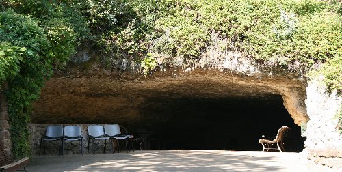 Grotta die Rouffignac. Foto: Grotte_de_Rouffignac_-_Entrée_-SémhurCC-BY-SA-4.0-3.0-2.5-2.0-1.0