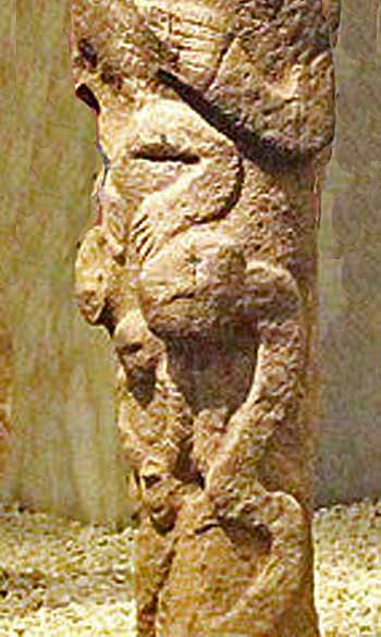 Dettaglio-di-statua-con-serpente-Museo-di- Şanlıurfa Foto -Klaus-Peter Simon - Eigenes WerkCC BY-SA 3.0