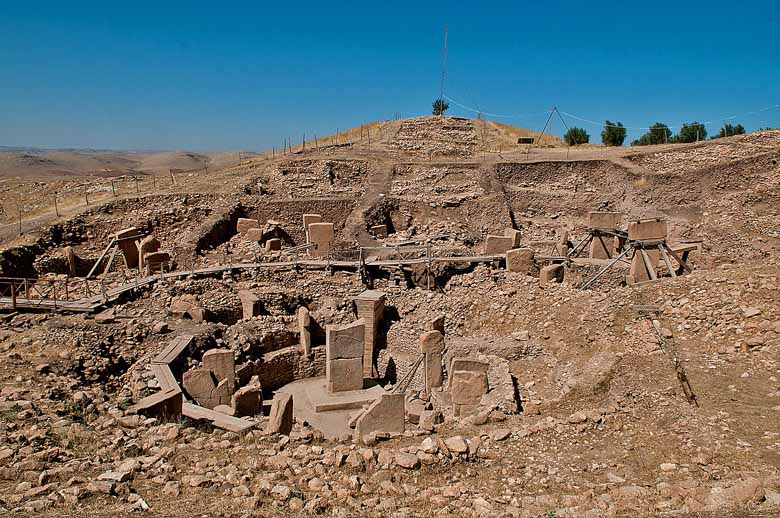 Veduta-sito-archeologico-Göbekli-Tepe- complesso-A--D-2011- Foto- Teomancimit Own Work- CC BY-SA 3.0