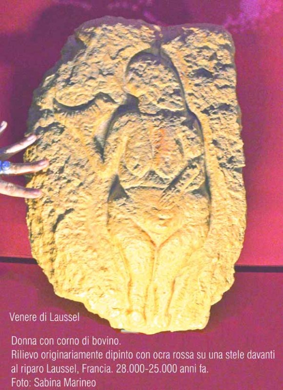 donna con corno di bovino - Venere di Laussel - relievo originariamente dipinto con ocra rossa su una stele davanti al Riparo Laussel, Francia. 28.000 -