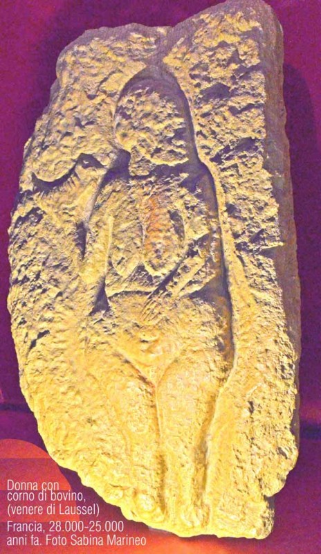 donna con corno di bovino - Venere di Laussel - relievo originariamente dipinto con ocra rossa su una stele davanti al Riparo Laussel, Francia. 28.000 - 25.000 anni fa. foto sabina marineo