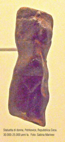 statuetta di donna, Petrkovice Repubblica Ceca. 30.000-25.000 anni fa. foto - sabina marineo