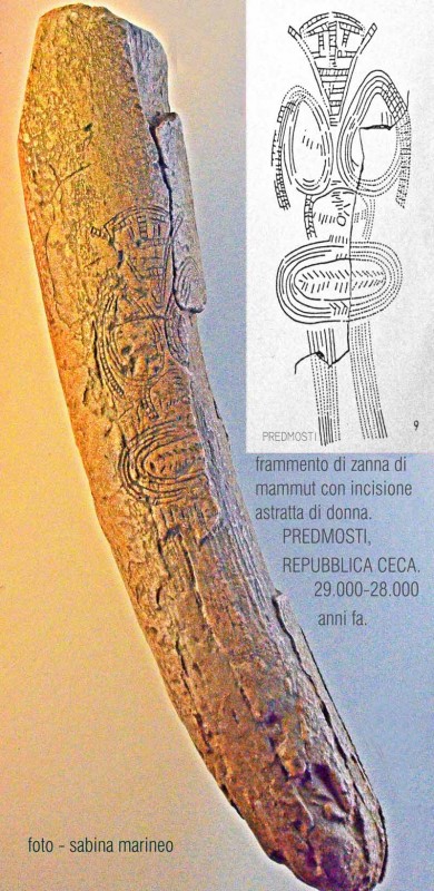 frammento di zanna con incisione astratta di donna. Predmosti, repubblicca Ceca. 29.000 - 28.000 anni fa.
