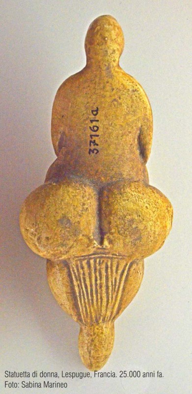 statuetta di donna, Venere di Lespugue, Francia. 25.000 anni fa. foto - sabina marineo