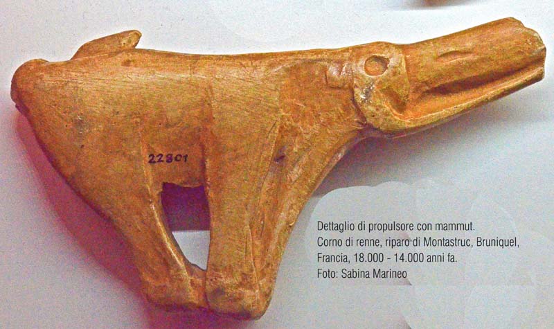 dettaglo di propulsore con mammut. Riparo Montastruc, Bruniquel, Francia. 18.000 - 14.000 anni fa. foto - sabina marineo