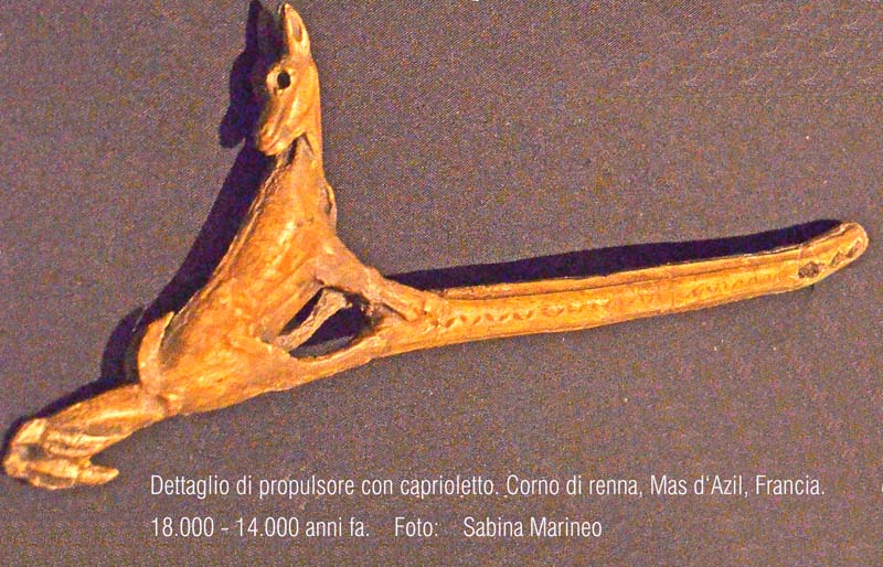 dettaglio di propulsore con caprioletto, corno di renna, Grotta Mas d'Azil, Francia. 18.000 - 14.000 anni fa. foto - sabina marineo