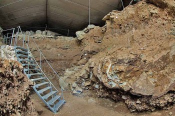 Il flauto più antico del mondo è stato scoperto nella grotta di Neanderthal a Divje Babe, Slovenia - foto Thilo Parg CC-BY-SA 3.0