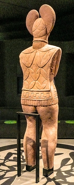 La statua misteriosa del principe di Glauberg trovata nei pressi del tumulo funerario celtico. Il copricapo simboleggia una foglia di vischio, pianta sacra dei Celti. Foto Heinrich Stürzl CC BY 3.0-600