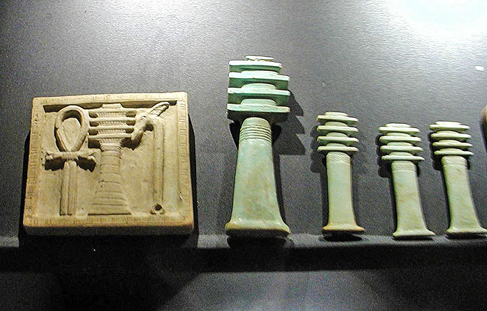 Raccolta di amuleti a pilastro djed del Museo Nazionale di Alessandria. Foto-Néfermaât-CC-BY-SA-2.5