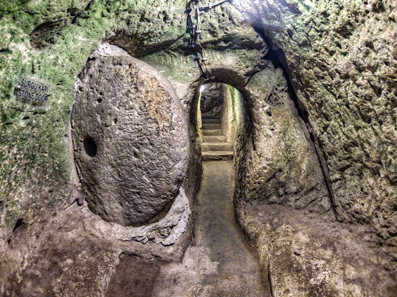 Nel mondo sotterraneo di Derinkuyu. Il macigno dalla forma discoidale serviva a sigillare l'entrata alla città sotterranea e poteva essere spostato soltanto dall'interno. Foto: Nevit Dilmen