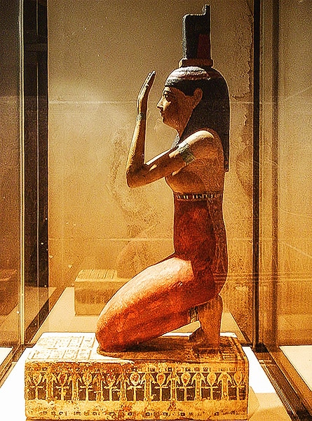 Splendida statuetta di Iside al Museo del Louvre, Parigi. Ben visibile è qui il simbolo del trono sul capo. Foto: Vania Teofilo CC BY SA 3.0